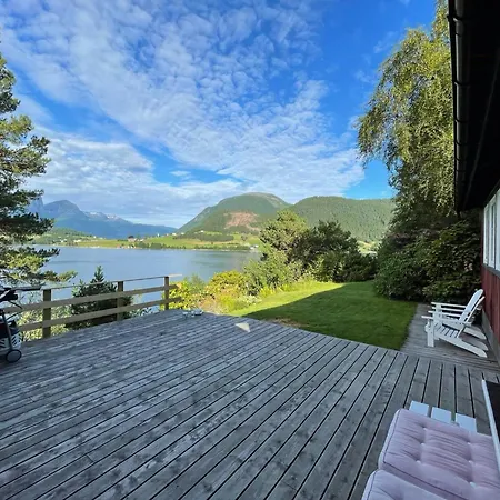 Charming With Direct Access To The Water * Eidsbygda